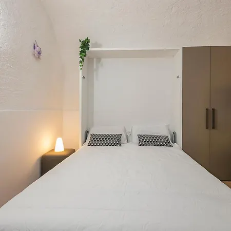 Apartment I Host -